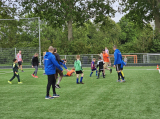 Laatste training S.K.N.W.K. JO7-1 (partijtje tegen de ouders) van maandag 27 mei 2024 (7/180)